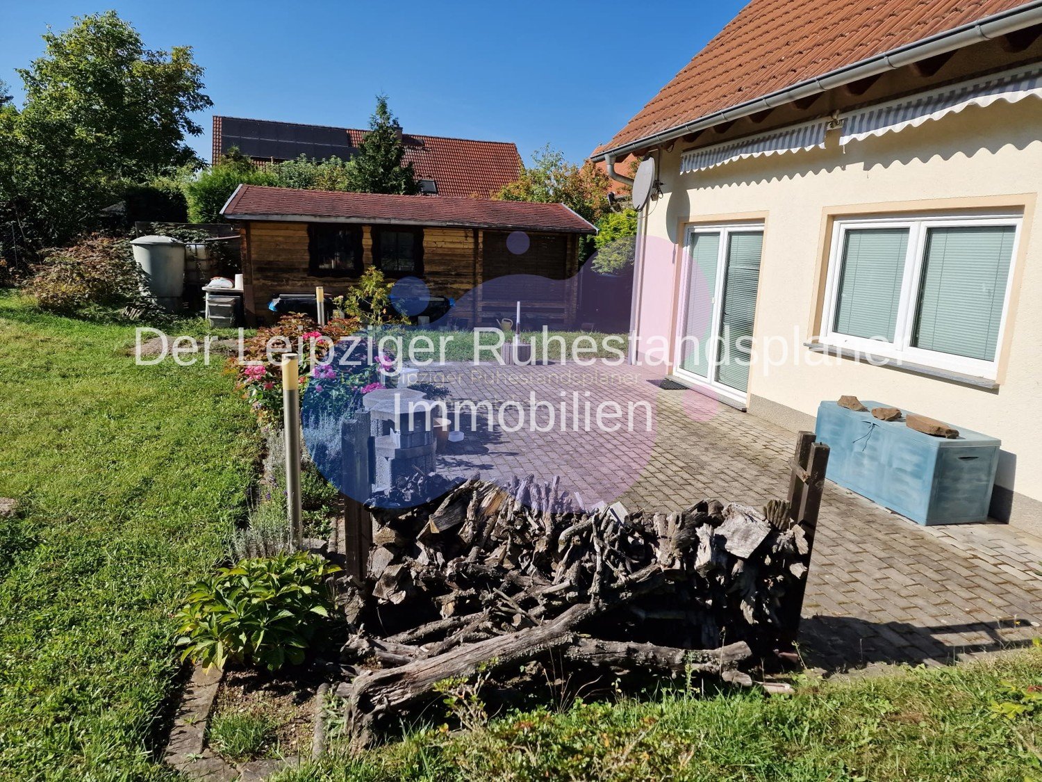 Rückseite Haus mit Terrasse Rückseite Haus mit Terrasse